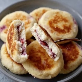 Сырники жареные  с/м с клубничной начинкой 500гр Мираторг(опт 479/455 руб/кг)