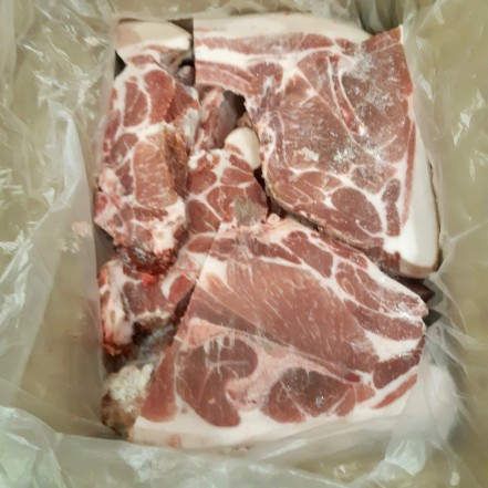 Лопатка свиная на кости/шкуре  СП с/м 2кг/уп(опт 256 руб/кг)